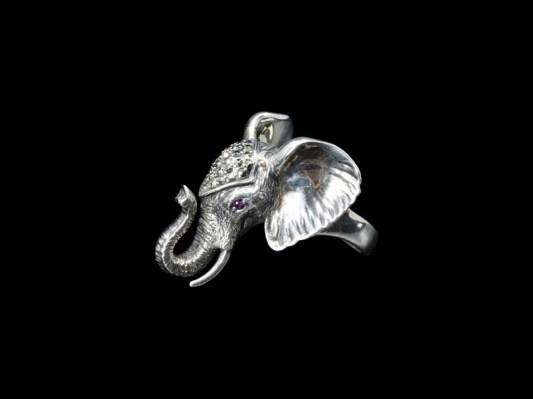 Zilveren-olifant-ring-met-robijn
