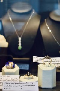 Etalage gevuld met verschillende antieke sieraden