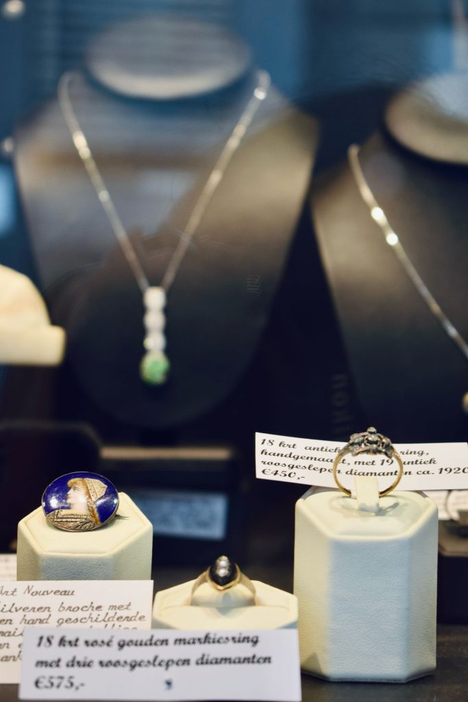 Etalage gevuld met verschillende antieke sieraden