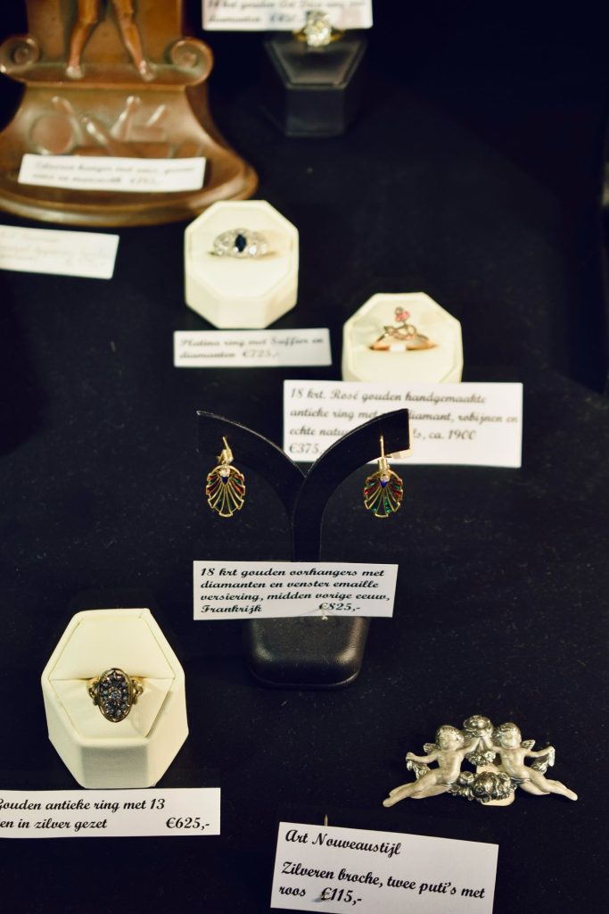 Etalage gevuld met verschillende antieke sieraden