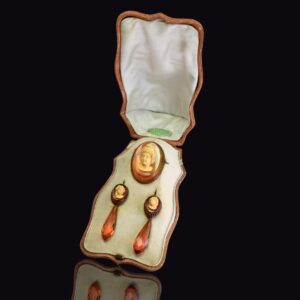 Antieke broche en paar bijpassende oorhangers met gestoken mat barnsteen camee met origineel etui van Fr. Robenstiel, Berlijn
