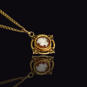 Antieke gouden hanger met een gesneden cameé, aan een gouden collier