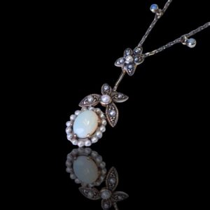 Zilveren hanger met opaal en parels, aan zilveren collier met opalen