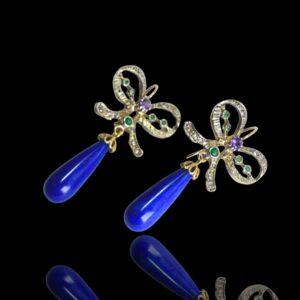 Paar 9 krt. gouden oorhangers met lapis lazuli en strik waarin diamanten, amethisten en smaragden