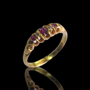 Antiek 9 krt. gouden Engelse ring met robijnen en diamanten, gemerkt: Chester jaarletter, 1906