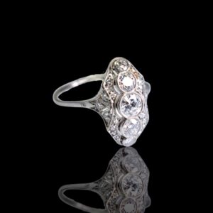 18 krt gouden markies ring, art deco met 5 briljanten, totaal gewicht 1.05 crt en 22 diamanten in platina gezet