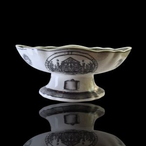 Porseleinen, ovale schaal, versierd met tekenen van de ‘vrijmetselarij’