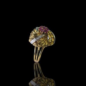 18 krt. gouden statement ring met robijnen en 6 diamanten in wit goud gezet