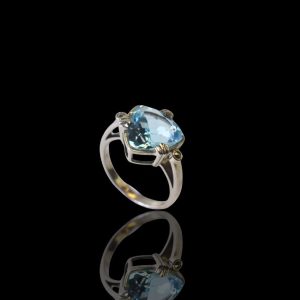 Zilveren ring met blauwe topaas
