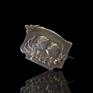 Art nouveau, zilveren broche met antiek geslepen granaat