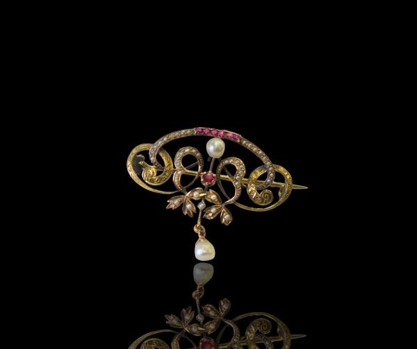 Gouden Art Nouveau broche met Robijn en natuurlijke pareltjes, c. 1915