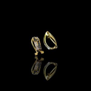 Paar 14 krt. Gouden oorclips met saffieren en diamanten