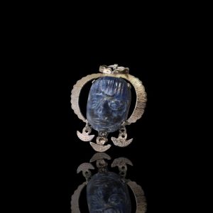 Zilveren hanger met gesneden sodaliet amulet, Azteken, Zuid-Amerika