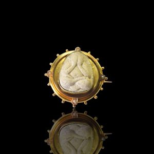 Antieke gouden medaillon broche met echt natuurlijke parels en terracotta, “phra pidta” amulet