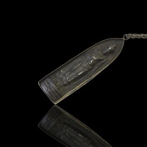 Boeddhistisch beschermingsamulet met zilveren rand, aan zilver collier, begin vorige eeuw