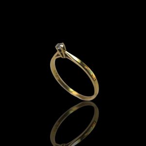 14 krt. Gouden solitairring met een briljant, 0.10 crt.