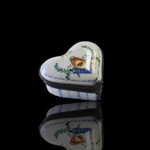 Vrijmetselarij, antiek porseleinen doosje, beschilderd met maçonnieke voorstelling en gedateerd, 1764