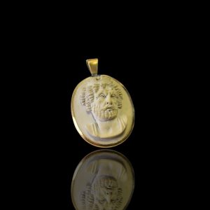 Uit lava gesneden Griekse oppergod zeus in verguld zilveren rand als hanger