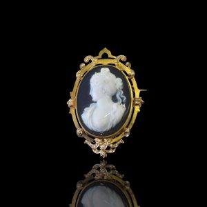 Antieke gouden medaillon/broche met gestoken voorstelling van koningin Marie Antoinette (1755-1793)