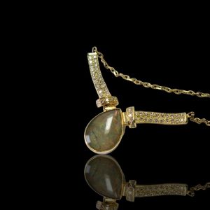 14 krt. gouden collier met een fraaie zwarte opaal en vijftig briljanten