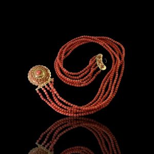 Klederdracht, Walcheren 19e eeuw, vijf-strengs bloedkoraal collier aan antiek gouden slot