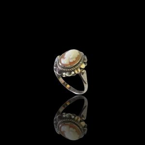 Zilveren ring met een gestoken camee