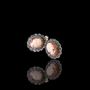 Paar zilveren oorknoppen met camee