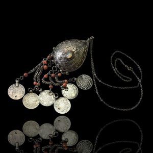 Antieke zilveren hanger met Welo-opaal, bloedkoraal en munten