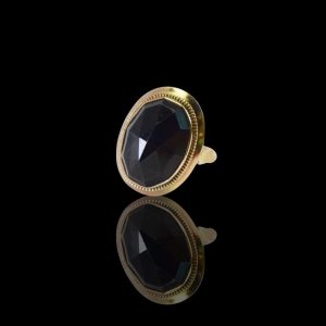14 krt. Gouden ring met een grote gefacetteerde granaat