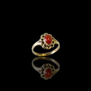 14 krt. Gouden kinderring met bloedkoraal