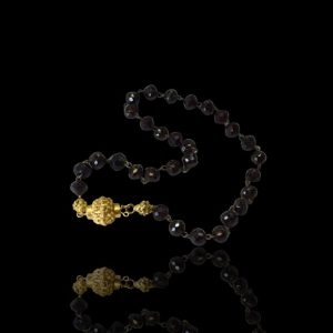 Klederdracht, Noord-Beveland, antiek granaten collier met bienkurver slot