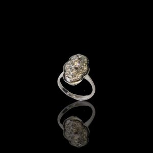 18 krt. witgouden ring in Art Deco stijl met briljanten en diamanten