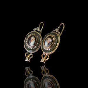 Paar antieke 14 krt. gouden oorhangers in renaissance stijl met geschilderde portretten, 18e eeuw