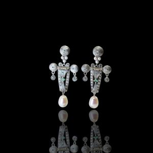 Paar zilveren oorhangers met parels en smaragd