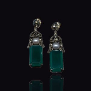 Paar zilveren oorhangers met parels en groen agaat