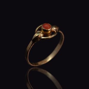 14 krt. gouden kinderring met bloedkoraal