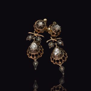 Paar 14 krt. antieke gouden oorhangers met roosgeslepen diamanten in zilver gezet