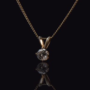 14 krt. gouden solitair hanger met briljant, 0.35 crt. aan 14 krt. gouden collier