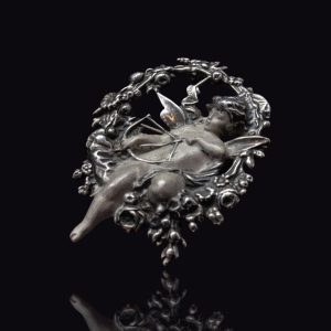 Art nouveau stijl, zilveren broche/hanger met gezandstraalde Amor