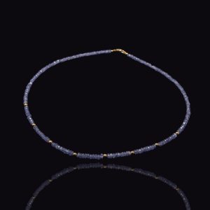 Tanzaniet collier met gouden tussenstukjes en slot