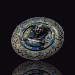 Zilveren Egyptische revival broche met email versiering en hiërogliefen uit de Art deco periode