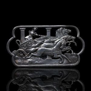 Zilveren broche met een voorstelling van een Romeinse strijdwagen