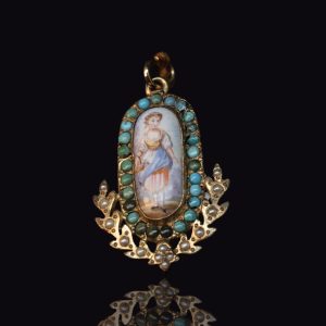 18 krt gouden hanger met handgeschilderd miniatuur op porselein in entourage van echte parels en turkooizen