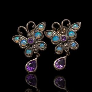 Paar zilveren oorhangers in de vorm van vlinders, bezet met opaal en amethist