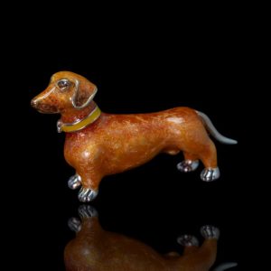 Zilveren miniatuur met emaille in de vorm van een teckel