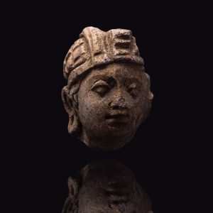 Antiek stucco reliëf van een Bodhisattva