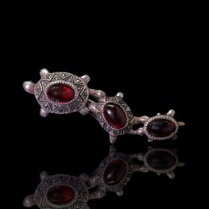 Zilveren broche met granaten, drie schildpadjes