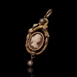Antieke 18 krt gouden hanger met een gesneden camee en echte natuurlijke parels, in Louis Seize stijl