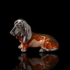 Zilveren miniatuur met emaille in de vorm van een Basset hond