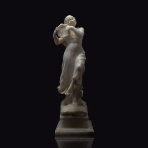 Alabaster danseres genaamd “Esmeralda”, ontwerper en kunstenaar: C. Cipriani, begin 1900
